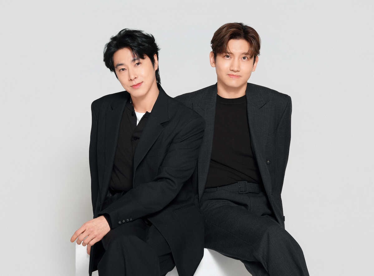 東方神起、日産スタジアムが“赤い海”に! 20周年のファンは「酸素」であり「時に嫉妬する恋人」