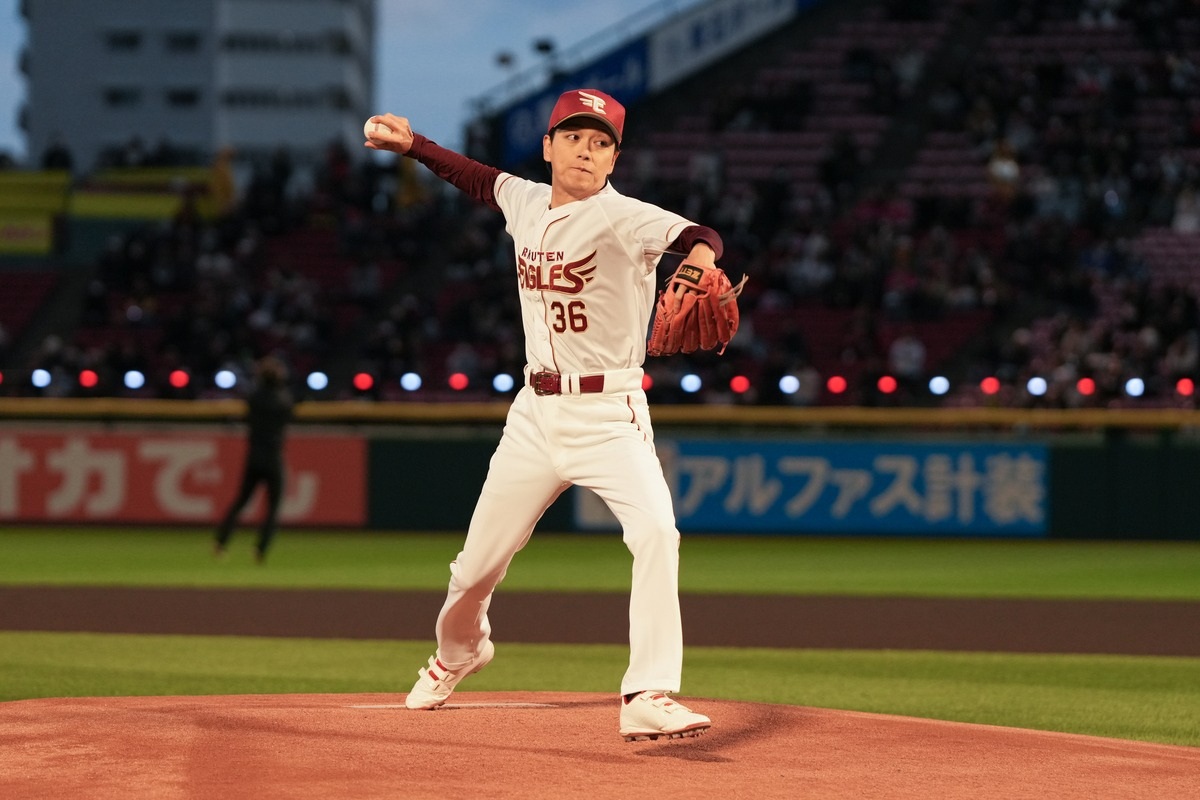 山崎育三郎、お見事!101キロ快投に球場どよめき「お～っ」 サンド伊達との約束果たした