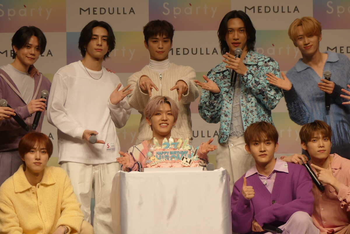 INI・髙塚大夢、27歳のサプライズ祝福に「ありがとー!」と絶叫! メンバーも驚く“今日イチ”の声量で感謝爆発