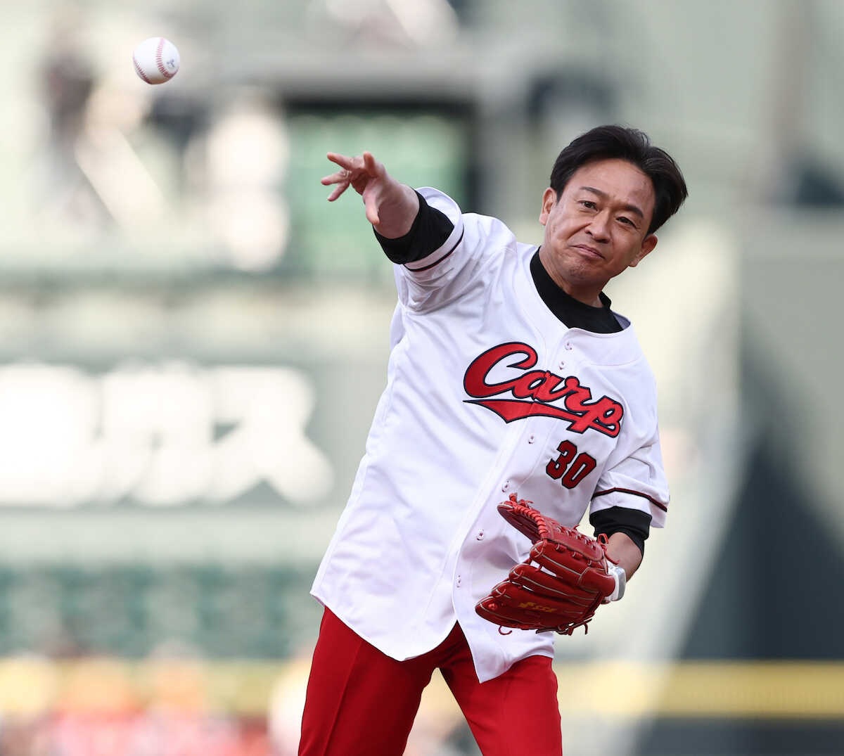 城島茂、マツダスタジアムで“ボテボテ”始球式!「敗戦投手の気持ち分かった」と自虐で沸かせる