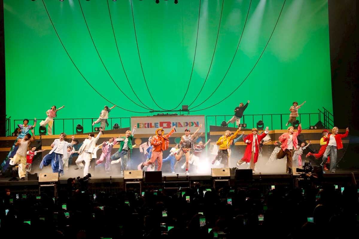 キッズ向けユニット「EXILE B HAPPY」ライブに小島よしおが参戦 メンバーと「おっぱっぴー」