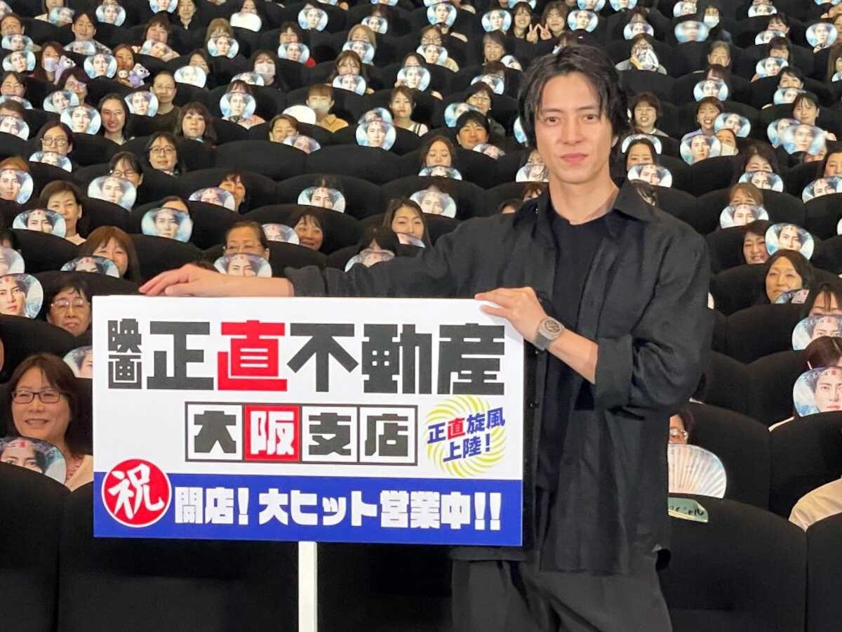 山下智久、大阪名物・イカ焼き&たこ焼きに舌鼓!自撮り棒損壊のアクシデントも“神対応”で乗り切る