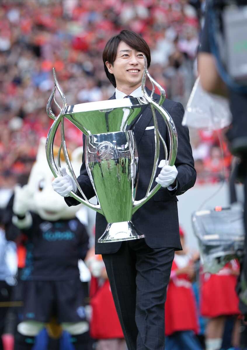 櫻井翔、ラグビー決戦の地にサプライズ登場! 嵐の活動終了から1週間、トロフィー手に国立を熱狂の渦へ