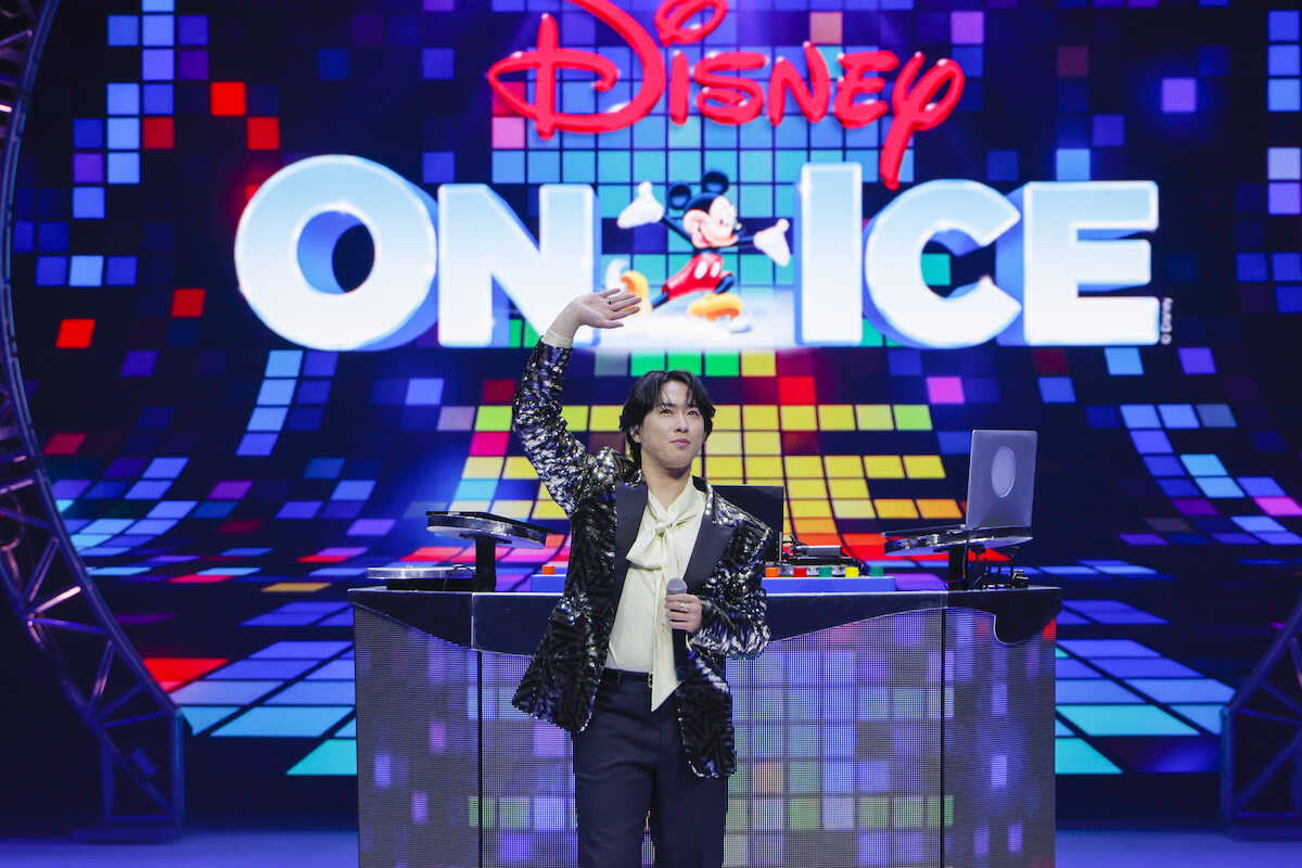 宮舘涼太、星柄の衣装で3回転のサービスも ディズニーの名曲で会場と一体に