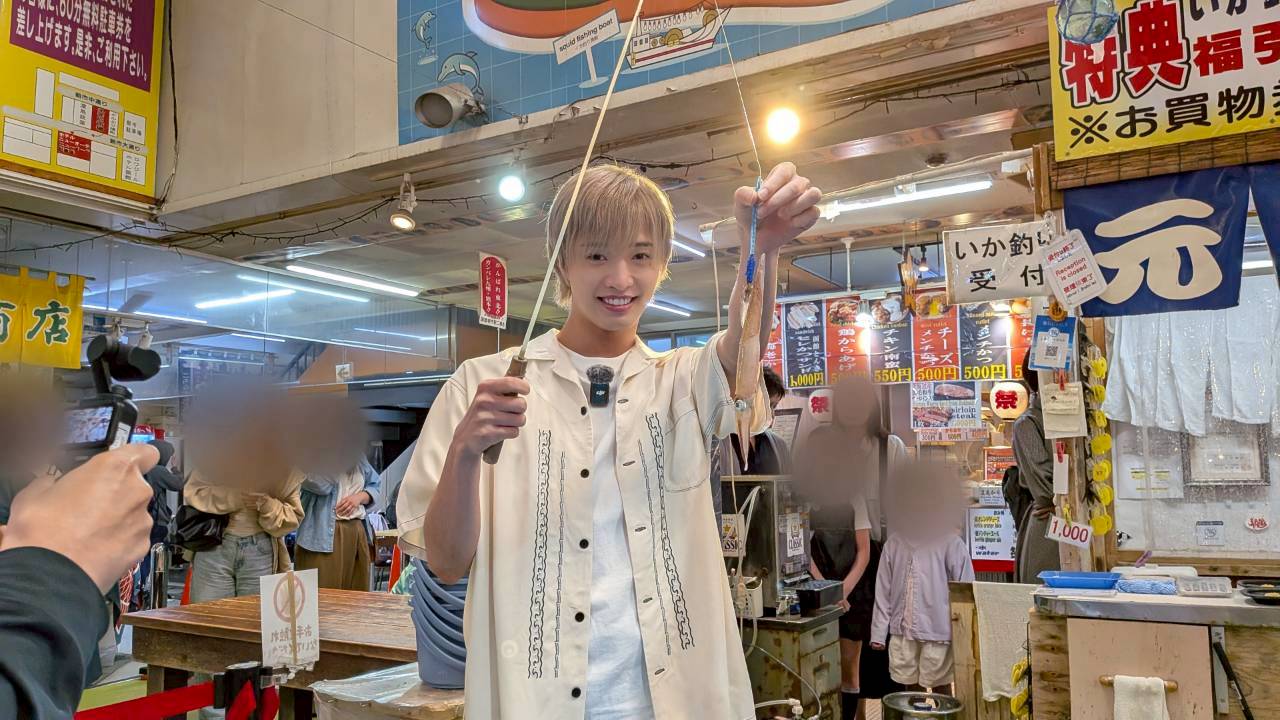 【IMP.通信】佐藤新、函館で子供たちから熱烈声援!“持ってる”男も証明で超レア「函館サーモン」堪能