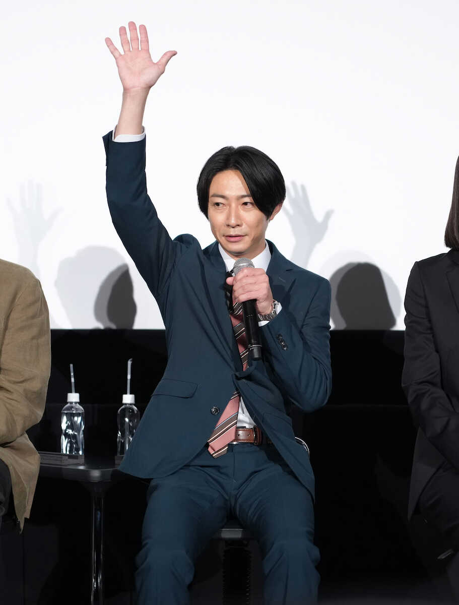 プロンプターなしで全33曲!相葉雅紀のプロ根性を佐藤浩市が絶賛「当たり前だけど全部入っている」