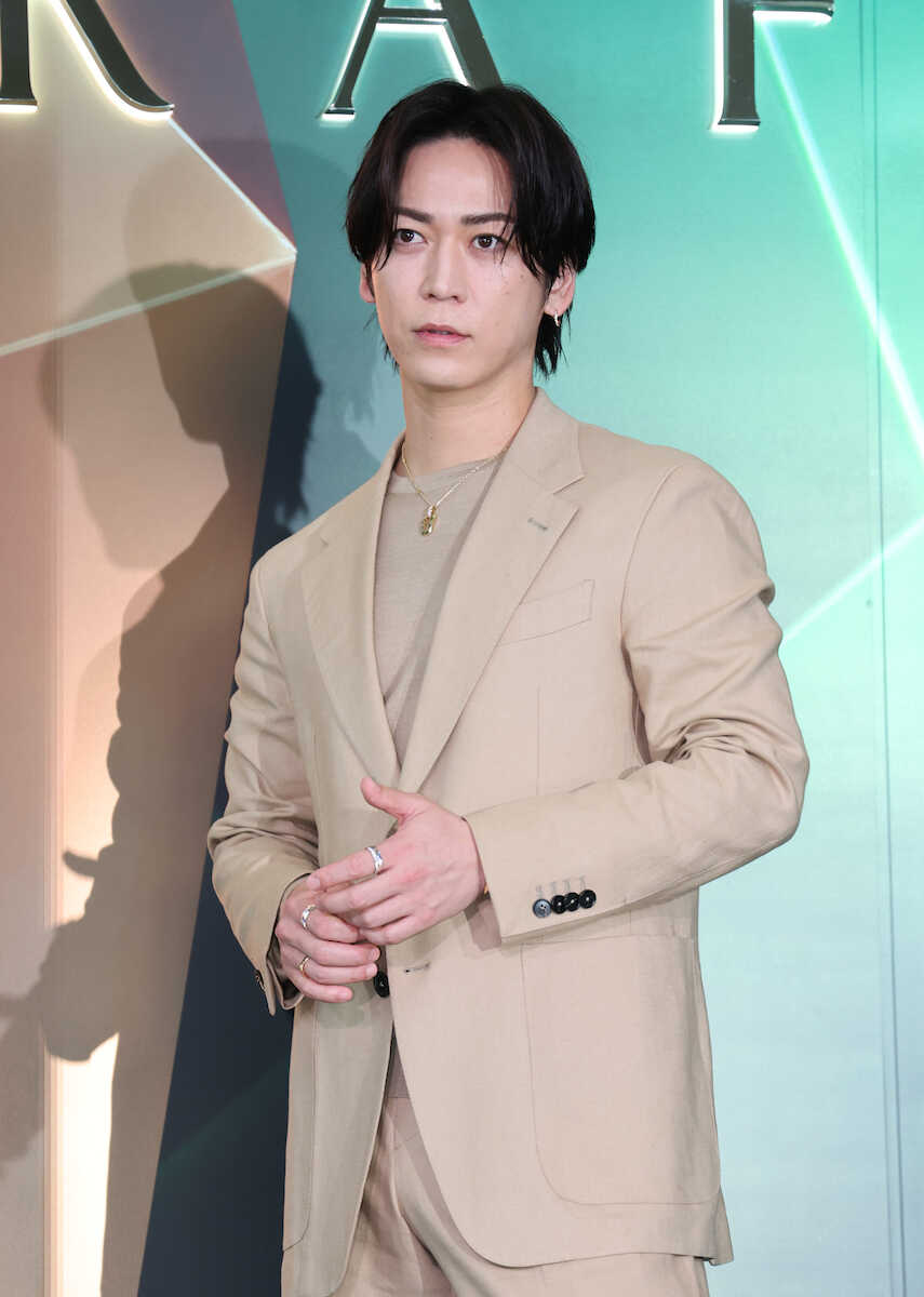 亀梨和也、結婚発表後初の公の場 左手薬指に指輪はなしも、華やかなジュエリー姿で笑顔