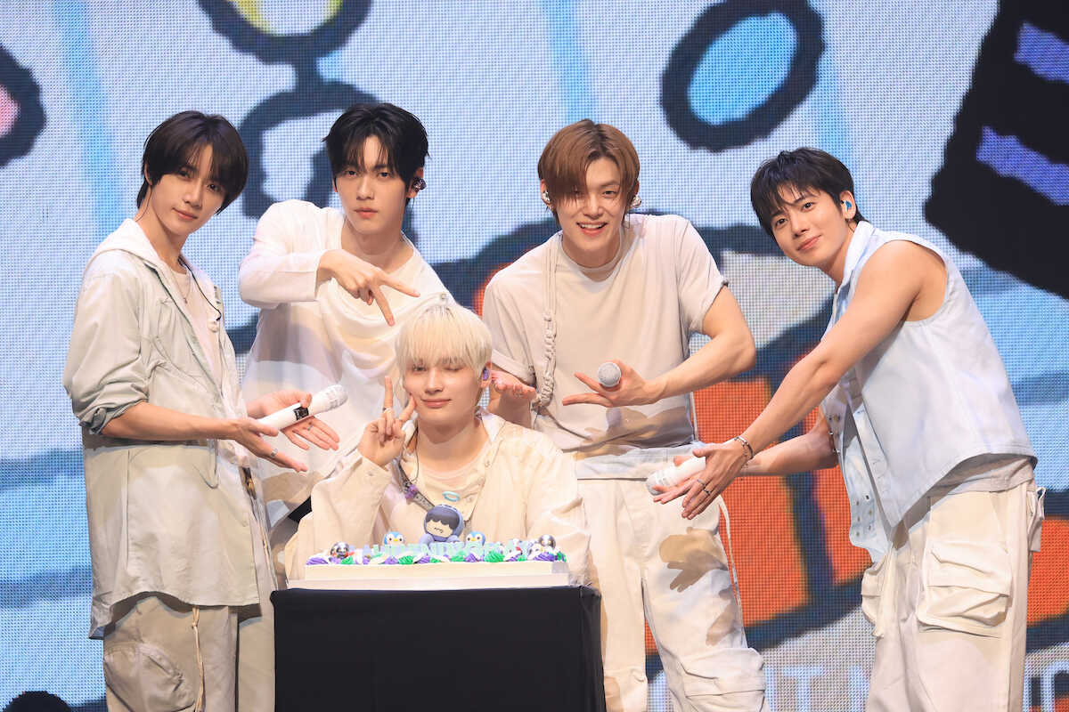 TXT、客席からの登場にファン歓喜!新曲記念イベントで夏祭りに挑戦、誕生日サプライズも