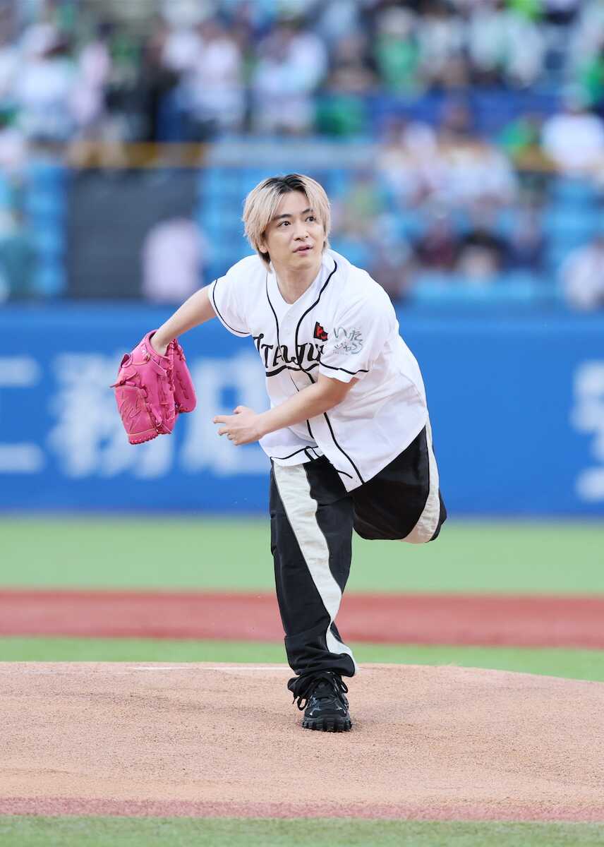 知念侑李、神宮で悔しい暴投!ピンクのグラブで「いたジャン!」背負い全力投球