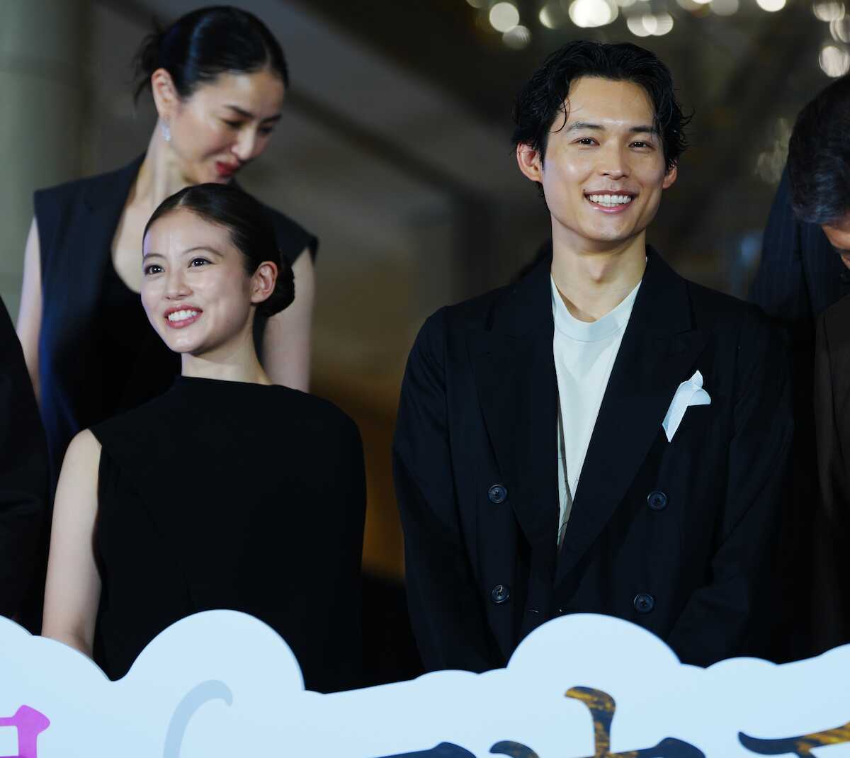 松村北斗、亡き東野圭吾さんに誓う「想い受け継ぐ」 ダブル主演映画『白鳥とコウモリ』完成披露で決意新た