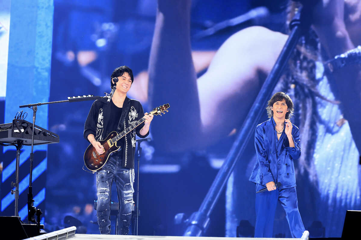福山雅治、ドーム最終日にB’z稲葉浩志がサプライズ登場!「HELLO」&コラボ曲「木星」披露