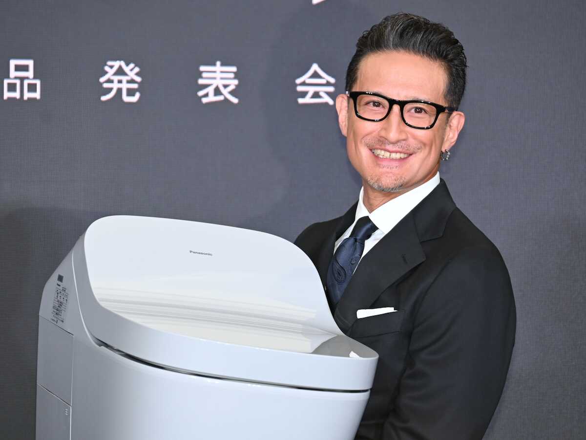 松岡昌宏「我が子です」、22キロのトイレを抱きかかえ会場沸かせる!「結構重い」と本音も