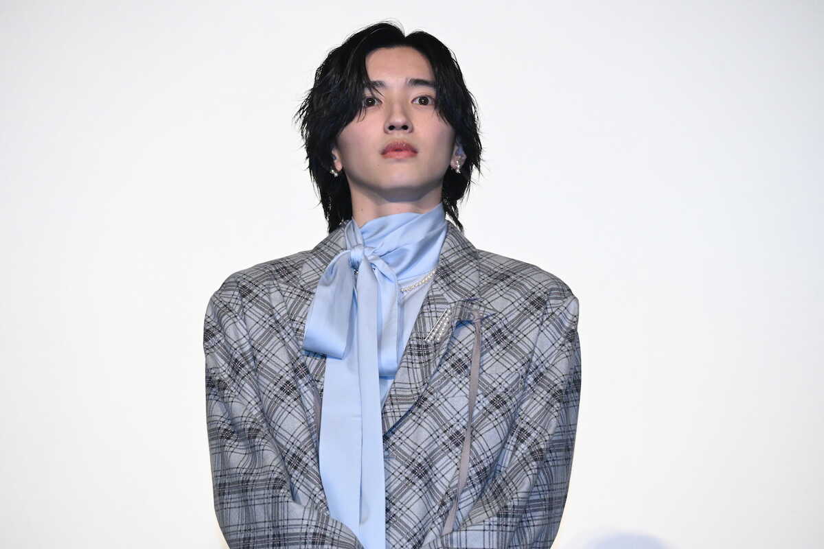 道枝駿佑、主演映画イベントで「ライブ会場に潜入したい」!女性の姿で潜入捜査するエリート刑事役