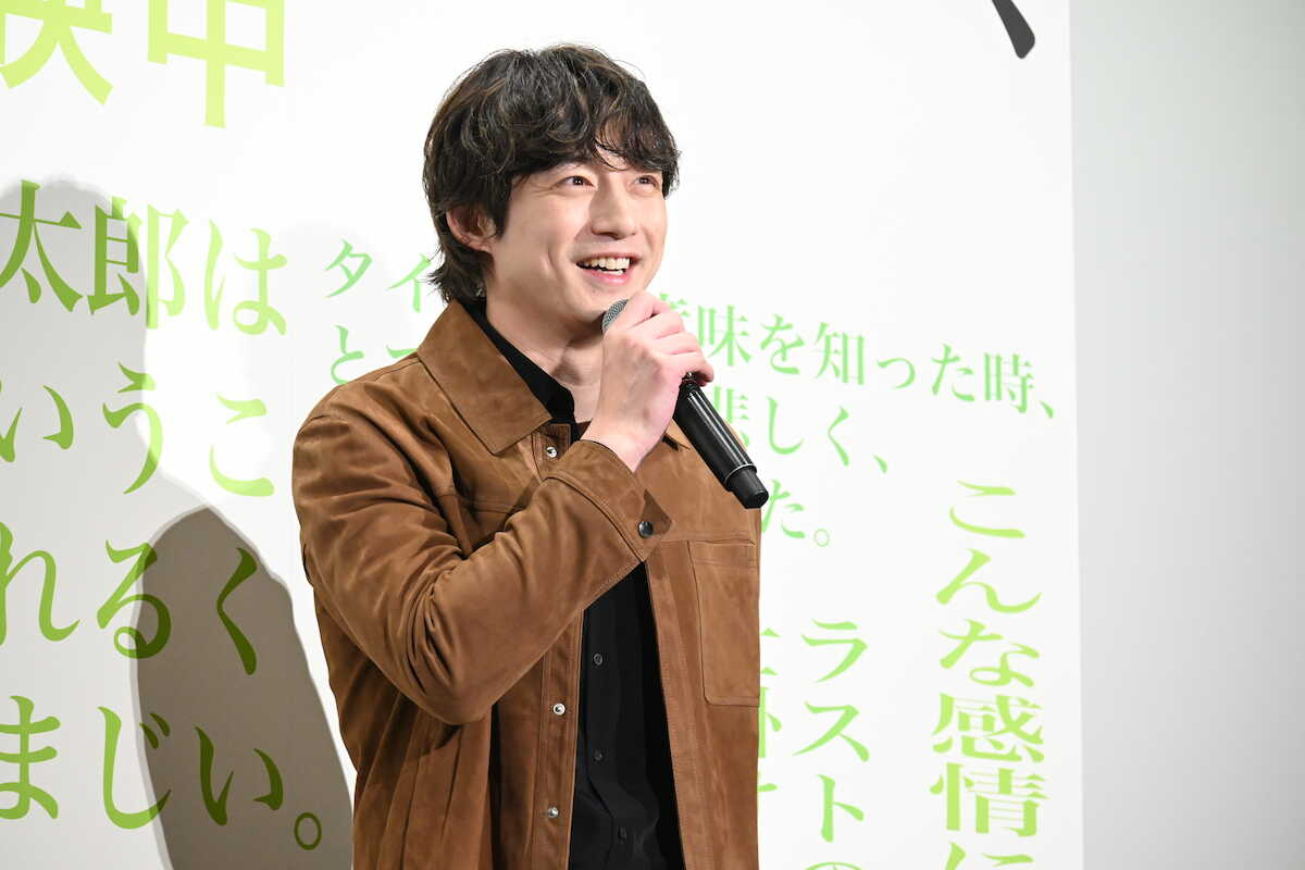 坂口健太郎、結婚発表翌日に公の場 終始幸せいっぱい笑顔で祝福に会釈 左手薬指に指輪なし