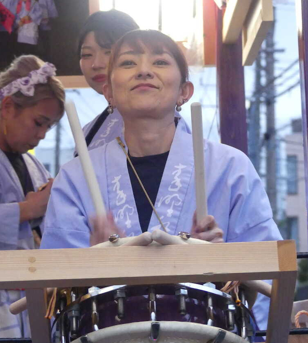 真矢さんが愛した地元・秦野の「たばこ祭」、写真が飾られた山車で妻・石黒彩が和太鼓を披露