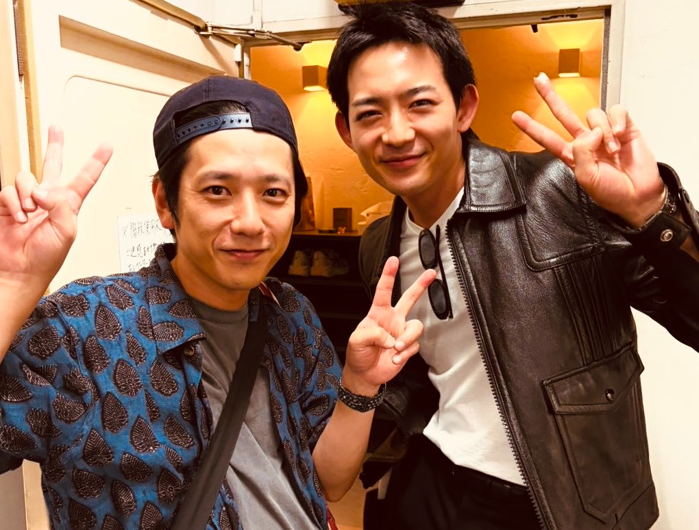 二宮和也「会社の飲み会でした。最高」 新たな“仲間”人気俳優と2ショット