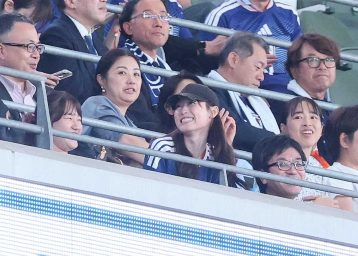 日本代表・久保建英の勇姿に福原遥がスタンドから声援 左手に指輪キラリ&久保の20番ユニ姿