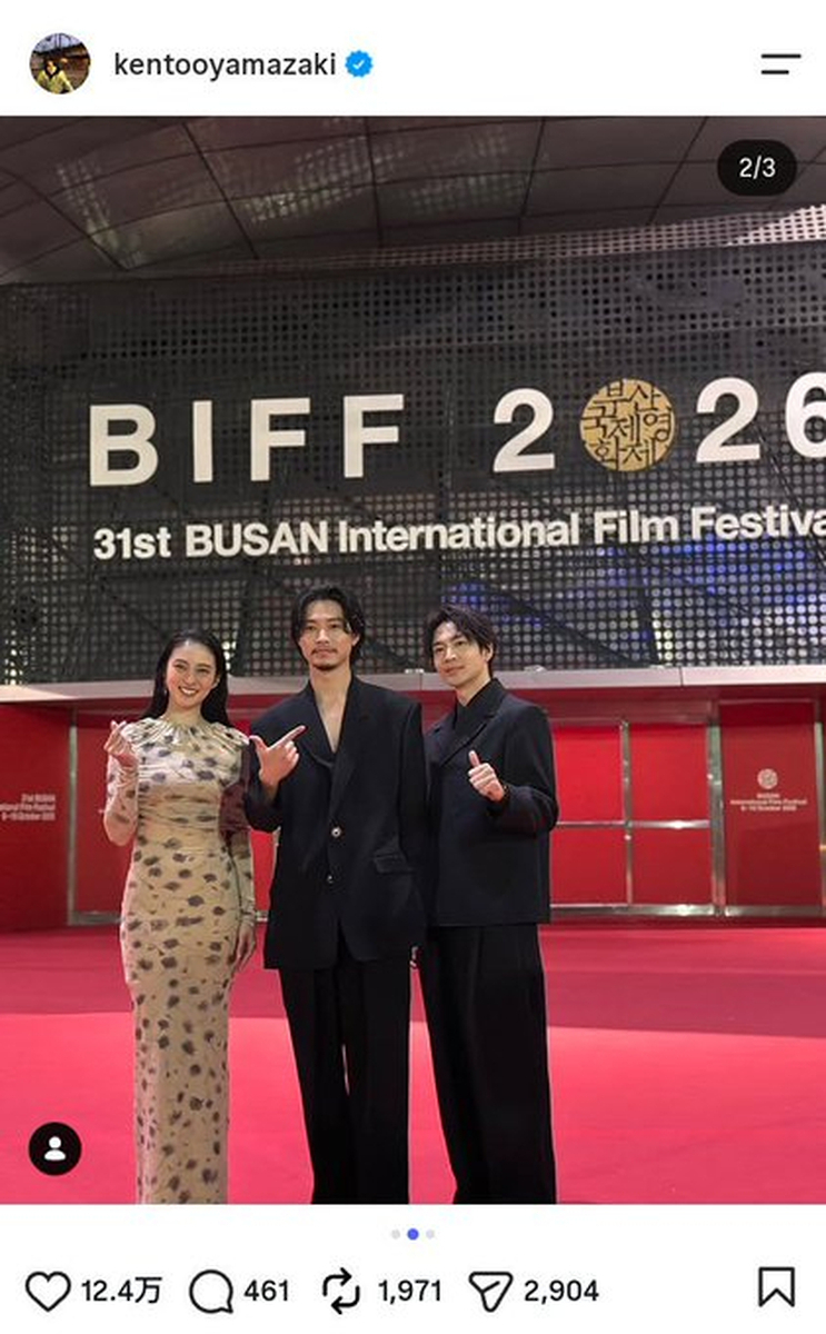山崎賢人、ワイルド&セクシーなスーツ姿!豪華俳優陣の3ショットに「オーラすごい」「カッコいい」の声