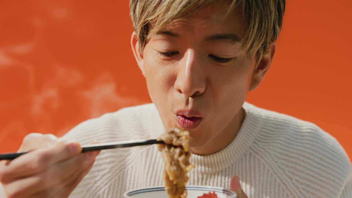 木村拓哉が吉野家新CMで「牛すき鍋膳」を豪快実食!割り下たまごの“絶品〆ご飯”も絶賛